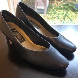 Candid Statements navy low heels size 6.5 M